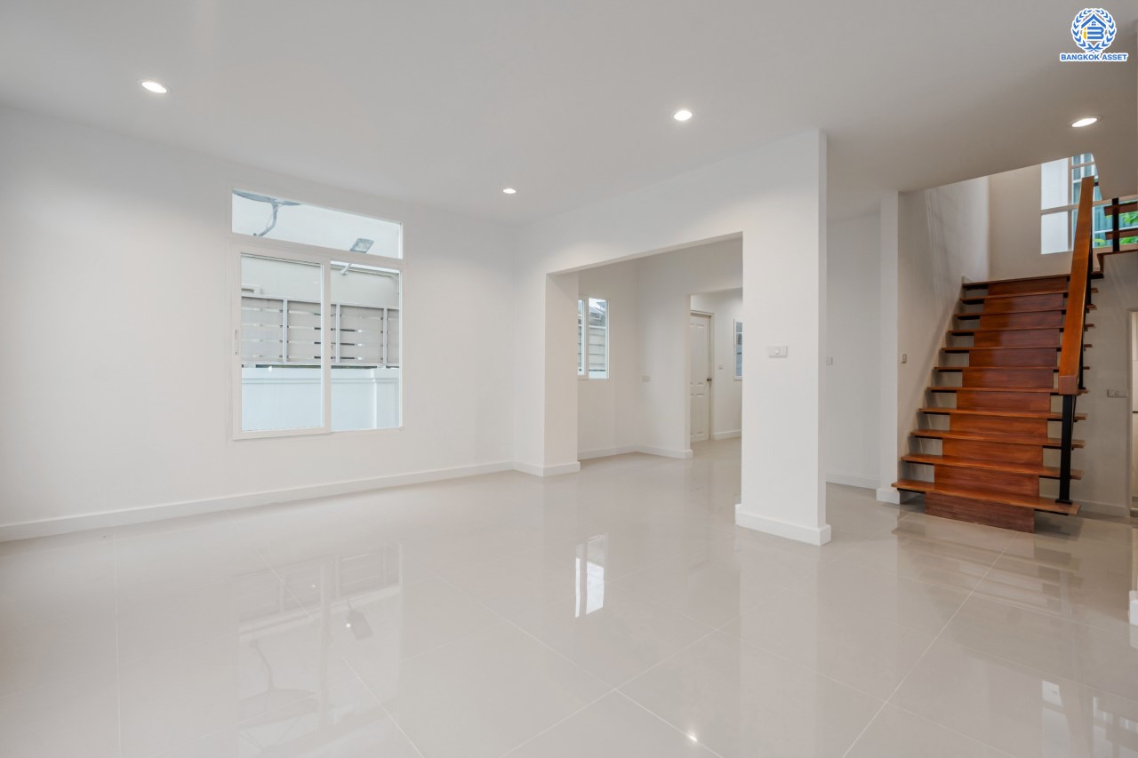 บ้านมือสองตกแต่งใหม่ ม.เดอะแพลนท์ วัชรพล หลังมุม เนื้อที่ 54 ตร.ว. ฟังก์ชัน 3 ห้องนอน 3 ห้องน้ำ จอดรถได้ 2 คัน Facilities ครบครัน บนทำเลเชื่อมต่อหลายเส้นทาง ถ.รามอินทรา ถ.สายไหม และ ถ.พหลโยธิน ใกล้สนามบินดอนเมือง ทางด่วน "รามอินทรา" และรถไฟฟ้าสายสีเขียว "สถานีคูคต"